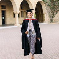 Tak hanya satu, Maudy Ayunda menyiapkan dua kebaya untuk wisudanya. Untuk upacara kedua, ia masih memilih tampilan tradisional yang kali ini bernuansa biru. Ia tambah memadukan luaran dan kain. Foto: Instagram