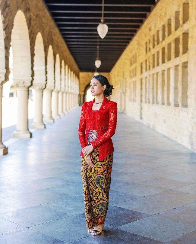 Menjadi salah satu tradisi wanita Indonesia untuk memakai kebaya di hari kelulusan sekolah. Di momen spesial tersebut tentu para selebriti pun memilih kebaya terbaik untuk tampil maksimal. Maudy Ayunda mempercayakan baju wisudanya pada Didiet Maulana saat lulus S2 dari Universitas Stanford. Ia tampil dengan kebaya kutu baru berwarna merah. Foto: Instagram