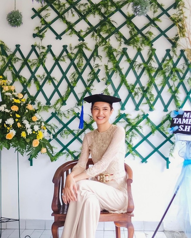 Mikha Tambayong tampil unik pada pemotretan wisudanya baru-baru ini. Meski tidak dirayakan seperti kebanyakan lulusan, wanita yang sudah menuntaskan gelar Magister Manajemen dari Universitas Harvard itu tetap membuat kebaya. Ia memilih kebaya custom-made rancangan Fadlan Indonesia. Berbeda dari yang lain, ia menggunakan belt dan celana sebagai bawahan.Foto: Instagram