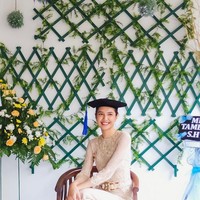 Mikha Tambayong tampil unik pada pemotretan wisudanya baru-baru ini. Meski tidak dirayakan seperti kebanyakan lulusan, wanita yang sudah menuntaskan gelar Magister Manajemen dari Universitas Harvard itu tetap membuat kebaya. Ia memilih kebaya custom-made rancangan Fadlan Indonesia. Berbeda dari yang lain, ia menggunakan belt dan celana sebagai bawahan.Foto: Instagram