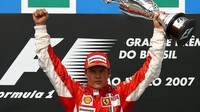 Namun Raikkonen berhasil memenangi GP Brasil, sementara Alonso finis ketiga dan Hamilton hanya finis ketujuh. Dengan sistem poin saat itu, Raikkonen yang berhasil menjadi juara dunia dengan 110 poin, sementara Alonso dan Hamilton mengoleksi 109 poin. Foto: Getty Images/Paul Gilham