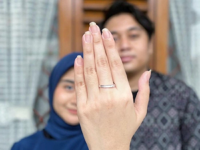 Foto Fahmy dan Novita yang berpose menunjukkan cincin. Foto: Dok. Twitter @fahmyhaa. Foto Fahmy dan Novita yang berpose menunjukkan cincin. Foto: Dok. Twitter @fahmyhaa.