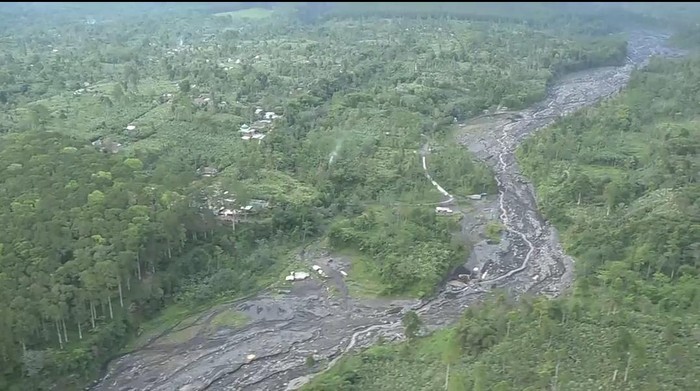 Kondisi Gunung Semeru pascaerupsi dipantau melalui udara