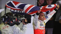 Benar saja, Massa berhasil memenangi GP Brasil, membuat koleksi poinnya menjadi 97 poin. Sekilas, ia tampak akan menjadi juara, namun Hamilton secara dramatis berhasil finis kelima, meraih 4 poin dan menjadi juara dunia dengan koleksi 98 poin. Foto: Getty Images/Mark Thompson
