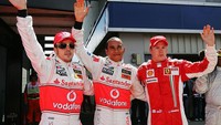Pada F1 2007, atau musim debut Hamilton, ia bersaing bersama Kimi Raikkonen dan Fernando Alonso hingga seri terakhir, yakni GP Brasil. Sebelum balapan, ia mengumpulkan 107 poin, sementara Alonso punya 103 poin dan Raikkonen 100 poin. Foto: Getty Images/Paul Gilham