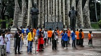 Sejumlah mahasiswa melakukan orasi dalam acara Lomba Orasi Unjuk Rasa 2021 Piala Kapolri di kawasan Tugu Proklamasi, Jakarta Pusat, Jumat (10/12). Elemen massa yang kerap berunjukrasa betulan seperti buruh tidak terlihat dalam lomba ini.