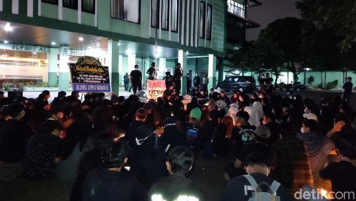 Mahasiswa UPNVJ gelar aksi 100 lilin untuk Lala (Nahda Rizki Utami/detikcom)
