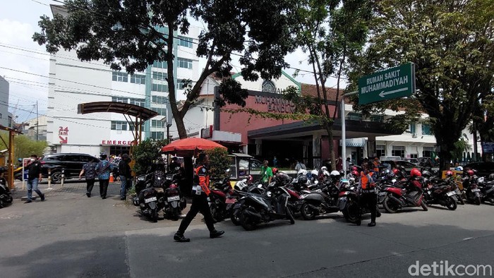 Wali Kota Bandung Oded M Danial meninggal dunia saat akan melaksanakan salat Jumat di Masjid Mujahidin, Kota Bandung. Oded sempat diboyong ke Rumah Sakit Muhammadiyah, Jalan Banteng, Kota Bandung.