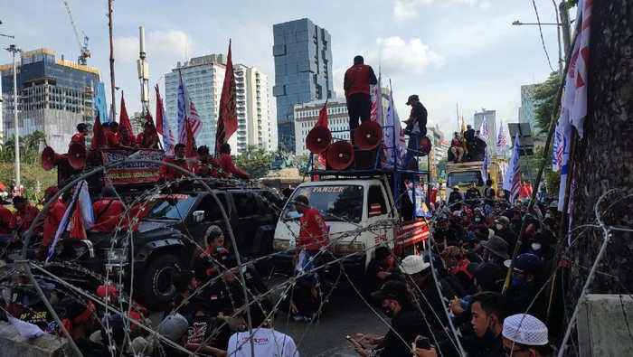 Massa buruh KSBSI demo di Patung Kuda