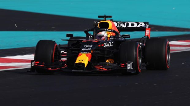 ABU DHABI, UNITED ARAB EMIRATES - DECEMBER 10: Max Verstappen of the Netherlands driving the (33) Red Bull Racing RB16B Honda during practice ahead of the F1 Grand Prix of Abu Dhabi at Yas Marina Circuit on December 10, 2021 in Abu Dhabi, United Arab Emirates. (Photo by Lars Baron/Getty Images)