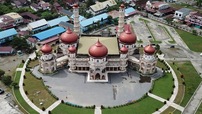 Foto udara Masjid Agung Baitul Makmur Meulaboh di Desa Seuneubok, Johan Pahlawan, Aceh Barat, Aceh, Jumat (10/12/2021). Masjid Agung Baitul Makmur Meulaboh yang dibangun pada tahun 1987 dengan arsitektur perpaduan Timur Tengah, Asia dan Aceh dan memiliki daya tampung jamaah 7.000 orang tersebut merupakan salah satu objek wisata religius terbesar dan termegah di pantai barat sekaligus termasuk dalam daftar 100 masjid terindah di Indonesia. ANTARA FOTO/Syifa Yulinnas/aww.