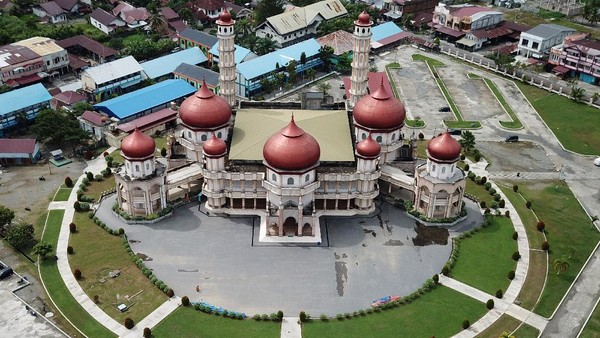 Masjid Agung Baitul Makmur Meulaboh merupakan salah satu objek wisata religius terbesar dan termegah di pantai barat sekaligus termasuk dalam daftar 100 masjid terindah di Indonesia.