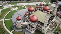 Foto udara Masjid Agung Baitul Makmur Meulaboh di Desa Seuneubok, Johan Pahlawan, Aceh Barat, Aceh, Jumat (10/12/2021).
