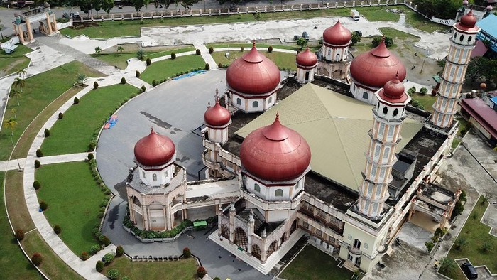 Foto udara Masjid Agung Baitul Makmur Meulaboh di Desa Seuneubok, Johan Pahlawan, Aceh Barat, Aceh, Jumat (10/12/2021). Masjid Agung Baitul Makmur Meulaboh yang dibangun pada tahun 1987 dengan arsitektur perpaduan Timur Tengah, Asia dan Aceh dan memiliki daya tampung jamaah 7.000 orang tersebut merupakan salah satu objek wisata religius terbesar dan termegah di pantai barat sekaligus termasuk dalam daftar 100 masjid terindah di Indonesia. ANTARA FOTO/Syifa Yulinnas/aww.
