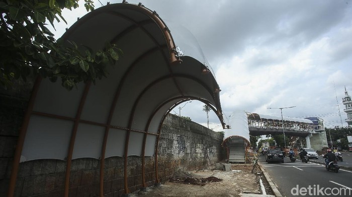 Menanti Wajah Baru JPO Abbidin BKT yang Bakal Instagramable Pengendara melintas di jalan Kolonel Sugiono, Banjir Kanal Timur (BKT), Jakarta Timur, Jumat (10/12/2021). Jembatan penyebrangan orang (JPO) di kawasan ini nantinya akan menambah deretan JPO 'instagramable' di Jakarta.