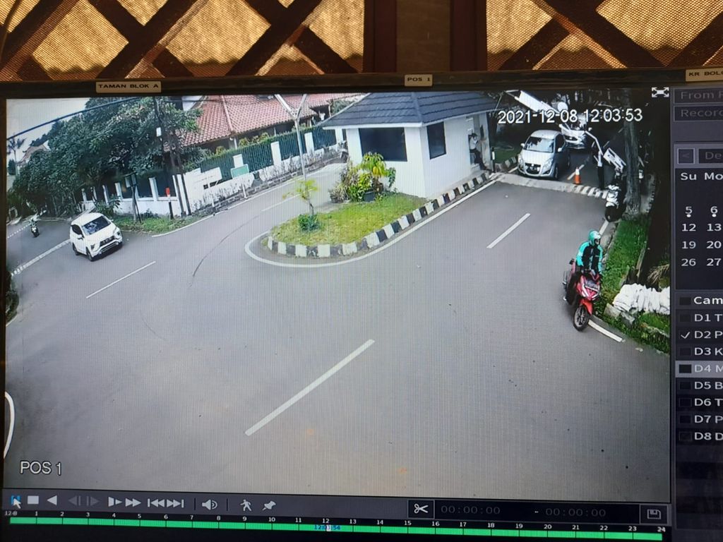 Mobil yang dikendarai sopir Isyana PSI dan rekaman CCTV di hari insiden terperosoknya mobil ke sumur resapan di Bona Indah, Jaksel. (Dok Arnold Mamesah)