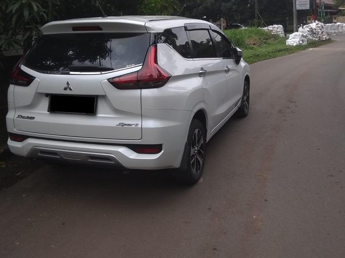 Mobil yang dikendarai sopir Isyana PSI dan rekaman CCTV di hari insiden terperosoknya mobil ke sumur resapan di Bona Indah, Jaksel. (Dok Arnold Mamesah)