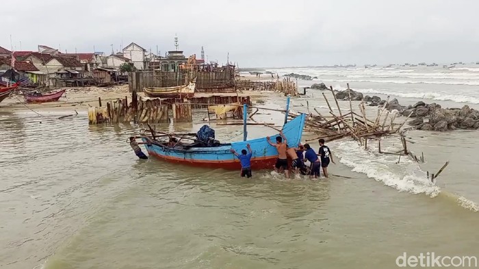 Nelayan di Rembang memilih menganggur dan menyandarkan perahu karena takut melaut kala cuaca ekstrem, Jumat (10/12/2021).