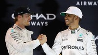 Persaingan Rosberg dan Hamilton terus berlangsung dan memuncak di F1 2016. Namun kali ini, jelang balapan terakhir di GP Abu Dhabi, Rosberg yang unggul dari Hamilton. Ia punya 367 poin, sementara Hamilton 355 poin. Foto: Getty Images/Clive Mason