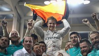 Hamilton lalu berhasil finis pertama di Abu Dhabi, namun Rosberg berhasil finis kedua, dan hasil tersebut sudah cukup mengantarkan pebalap Jerman itu menjadi juara dunia. Foto: Getty Images/Clive Mason
