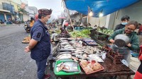 Bentuk dukungan juga dilakukan dengan melakukan blusukan ke pasar-pasar tradisional. Alm Oded selalu mendengar keluhan para penjual bahan makanan di sana. Foto: Instagram @mangoded_md