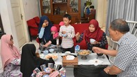 Selain itu, alm Oded juga dikenal sebagai sosok kepala rumah tangga yang baik. Ia selalu menghabiskan waktu bersama anak-anak meski sekadar makan bersama. Foto: Instagram @mangoded_md