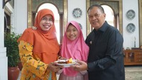 Seperti pada momen ini misalnya, alm Oded mendampingi anak bungsunya saat ulang tahun. Alm Oded bahkan memberikan kejutan berupa makanan untuk anaknya tersebut. Foto: Instagram @mangoded_md