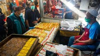 Terakhir ada momennya saat meninjau penjual tahu di pasar tradisional. Alm Oded memastikan bahwa tahu-tahu yang dijajakan aman untuk dikonsumsi. Foto: Instagram @mangoded_md