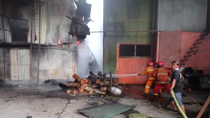 pabrik pengolahan karet terbakar