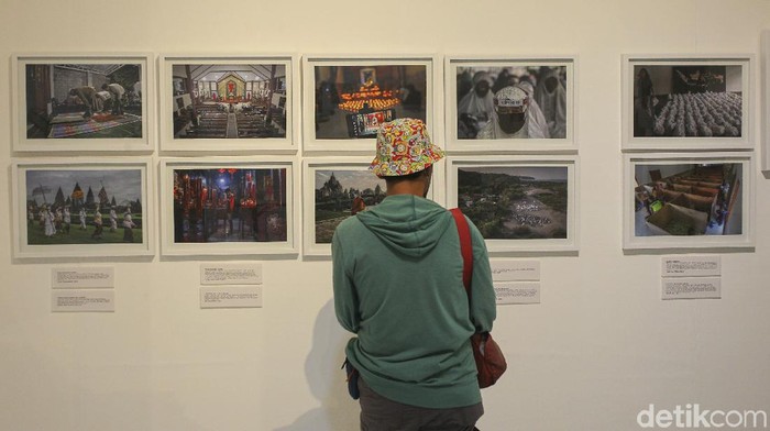 Pameran Foto 'Pageblug', Merekam Pandemi COVID-19 di Yogya Pewarta Foto Indonesia (PFI) Yogyakarta menggelar pameran foto bertajuk 'Pageblug'. Pameran tersebut menampilkan ratusan karya yang merekam peristiwa mulai dari awal pandemi COVID-19 hingga saat ini di Daerah Istimewa Yogyakarta (DIY) melalui jepretan kamera.