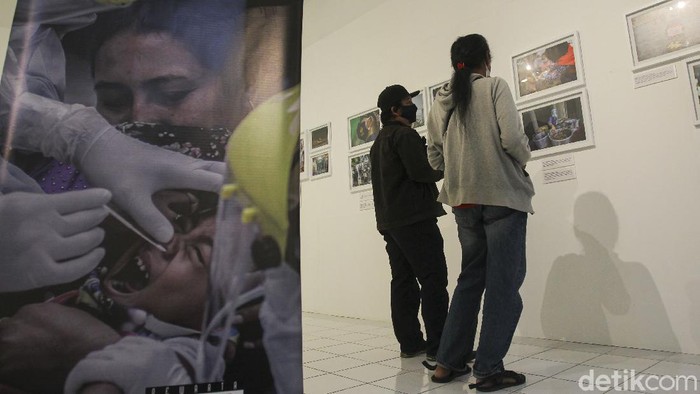 Pameran Foto 'Pageblug', Merekam Pandemi COVID-19 di Yogya Pewarta Foto Indonesia (PFI) Yogyakarta menggelar pameran foto bertajuk 'Pageblug'. Pameran tersebut menampilkan ratusan karya yang merekam peristiwa mulai dari awal pandemi COVID-19 hingga saat ini di Daerah Istimewa Yogyakarta (DIY) melalui jepretan kamera.