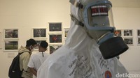 Pengunjung mengamati foto-foto yang dipamerkan saat gelaran pameran foto jurnalistik berjudul Pageblug di Bentara Budaya Yogyakarta, Jumat (10/12/2021).   