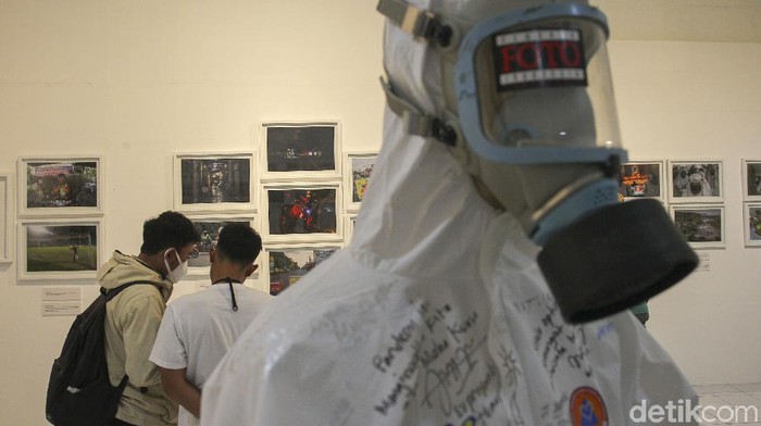 Pewarta Foto Indonesia (PFI) Yogyakarta menggelar pameran foto bertajuk 'Pageblug'. Pameran tersebut menampilkan ratusan karya yang merekam peristiwa mulai dari awal pandemi COVID-19 hingga saat ini di Daerah Istimewa Yogyakarta (DIY) melalui jepretan kamera.
