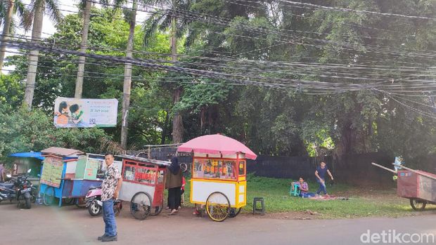 Para penjual makanan di Jl Bona Vista Raya, Perumahan Taman Bona Vista, Lebak Bulus, Jakarta Selatan, 10 Desember 2021. (Nahda Rizki Utami/detikcom)