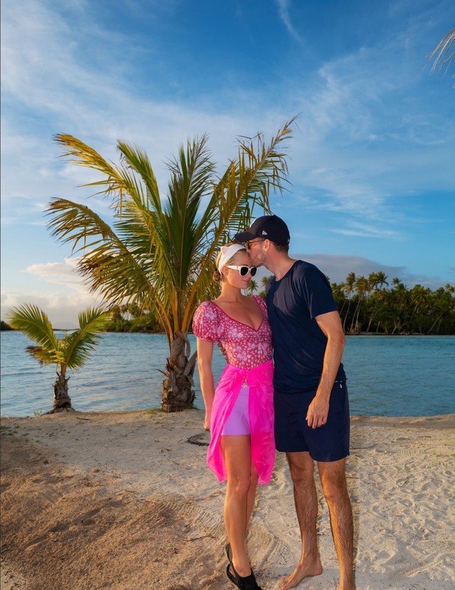 Paris Hilton membagikan potret mesranya dengan sang suami di Instagram. Pulau, laut dan pantai jadi pilihan mereka untuk menikmati bulan madu panjang. Foto: Instagram/@parishilton