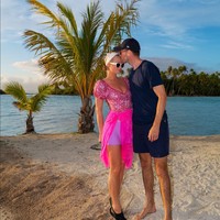 Paris Hilton membagikan potret mesranya dengan sang suami di Instagram. Pulau, laut dan pantai jadi pilihan mereka untuk menikmati bulan madu panjang. Foto: Instagram/@parishilton