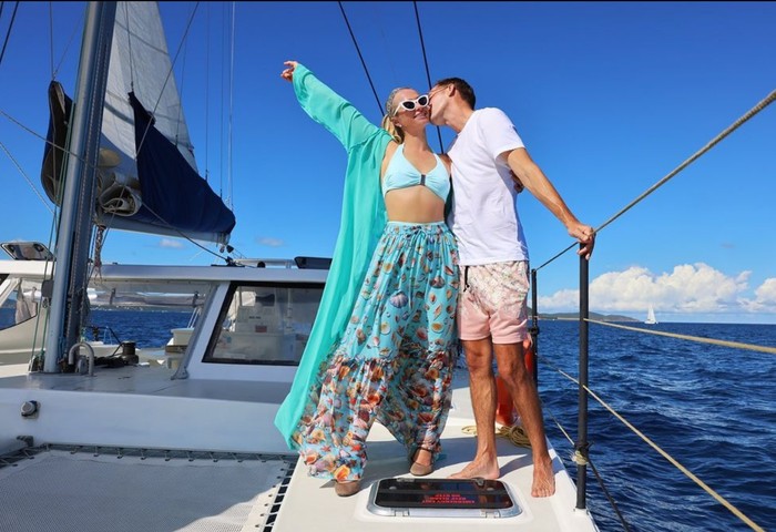 Paris Hilton bulan madu