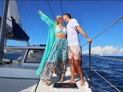 Bulan Madu 7 Minggu, Ini Foto Kemesraan Paris Hilton dan Suami