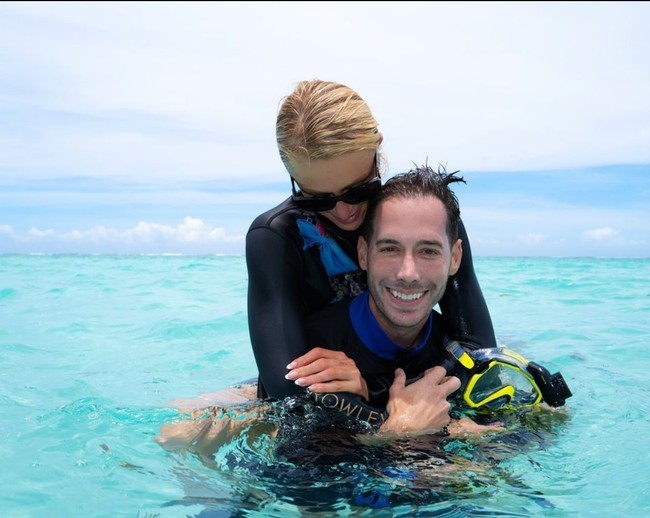 Dalam podcast berjudul ‘This Is Paris’, sosialita 40 tahun ini mengatakan bahwa dia dan suaminya sudah bekerja sangat keras sehingga berhak menikmati liburan panjang. Foto: Instagram/@parishilton