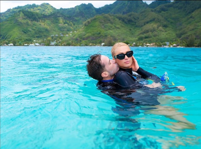 Paris Hilton dan Carter Reum bulan madu selama tujuh minggu sebagai ‘hadiah’ bagi diri mereka sendiri karena selama ini sudah bekerja keras tanpa istirahat. Foto: Instagram/@parishilton