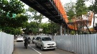 Sejumlah kendaraan melintas di bawah jembatan penghubung taman selatan dan utara pada revitalisasi taman tebet menjadi Tebet Eco Garden di Jakarta.