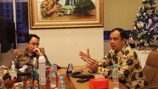 Wakil Menteri Perdagangan (Wamendag) RI Jerry Sambuaga saat berdiskusi dengan perwakilan Pengusaha Senior Hariara Tambunan di Kantor Kemenag, Jakarta, Kamis (9/12/2021). Dalam pertemuan ini pemerintah optimistis di Tahun 2022 mendatang ekonomi Indonesia akan bangkit dan para pengusaha juga diminta untuk tetap optimis untuk menjalankan usahanya.
