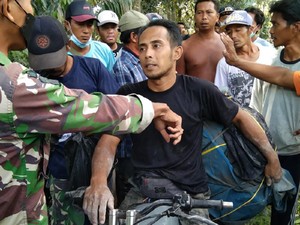Maling Perabotan di Rumah Pengungsi Semeru Dihajar Warga