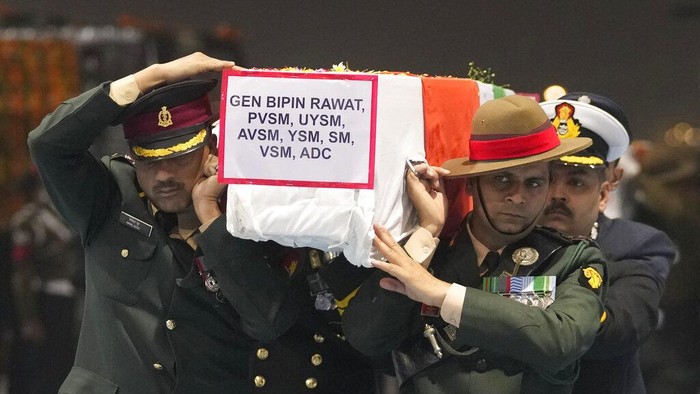 Penghormatan Terakhir PM India ke Panglima Militer yang Tewas Kecelakaan Helikopter Perdana Menteri India Narendra Modi memberikan penghormatan terakhir kepada peti mati panglima militer yang terbungkus bendera, Jenderal Bipin Rawat dan lainnya setelah mereka tiba di bandara Palam di New Delhi, India, Kamis, 9 Desember 2021. Helikopter angkatan udara India jatuh Rabu menewaskan Rawat, 63, istrinya dan 11 tentara dan personel angkatan udara di kapal dekat kota Coonoor, sebuah stasiun bukit di negara bagian selatan Tamil Nadu. (Foto AP/Manish Swarup)