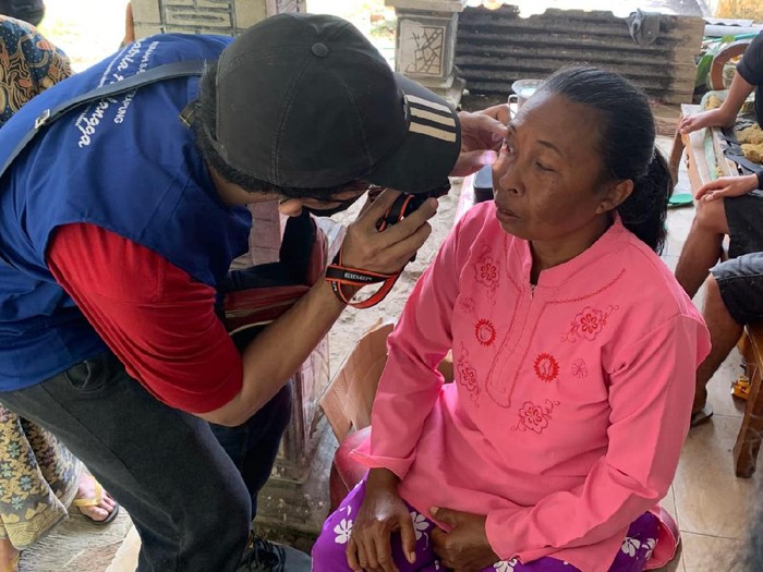 pengungsi semeru mengeluhkan mata merah dan radang paru-paru akibat menghirup abu vulkanik