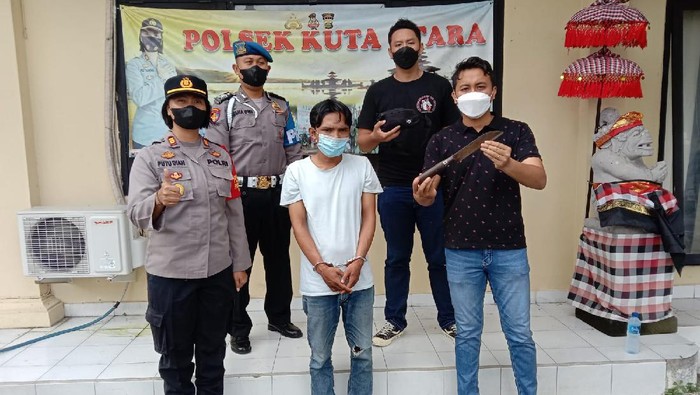 Perampok (baju putih) yang injak dan aniaya lansia di Bali (Dok Polsek Kuta Utara)