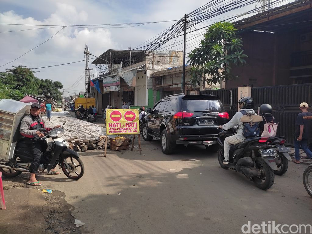 Perbaikan Jl Pabuaran, Kabupaten Bogor, 10 Desember 2021. (Arief Ikhsanudin/detikcom)