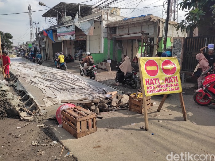 Perbaikan Jl Pabuaran, Kabupaten Bogor, 10 Desember 2021. (Arief Ikhsanudin/detikcom)