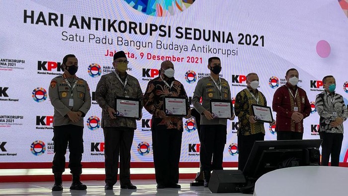 Polda Sumatera Utara (Sumut) menerima piagam penghargaan dari Komisi Pemberantasan Korupsi (KPK). Penghargaan itu diterima Polda Sumut karena dinilai terbaik dalam menangani tindak pidana korupsi.