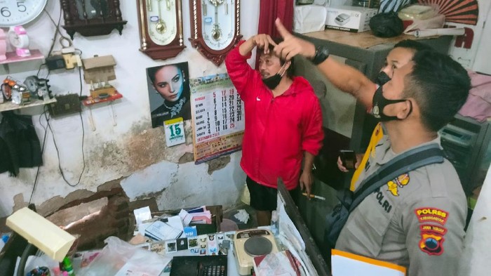 Polisi mengecek TKP pencurian di Toko Emas Surya Karanganyar, Jumat (10/12/2021).
